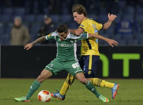 Biglia in pressione su Junior Caicara. Epa